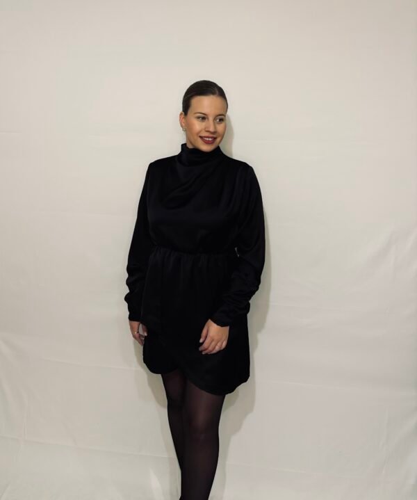 VESTIDO CORTO SATINADO