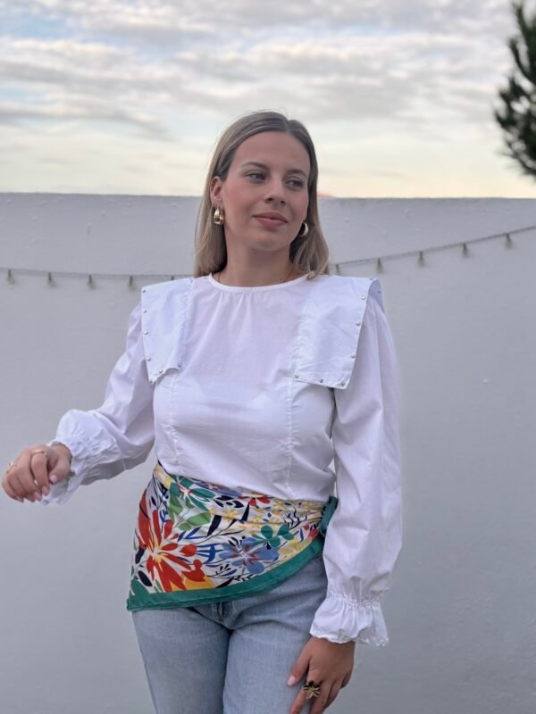 BLUSA TACHUELAS