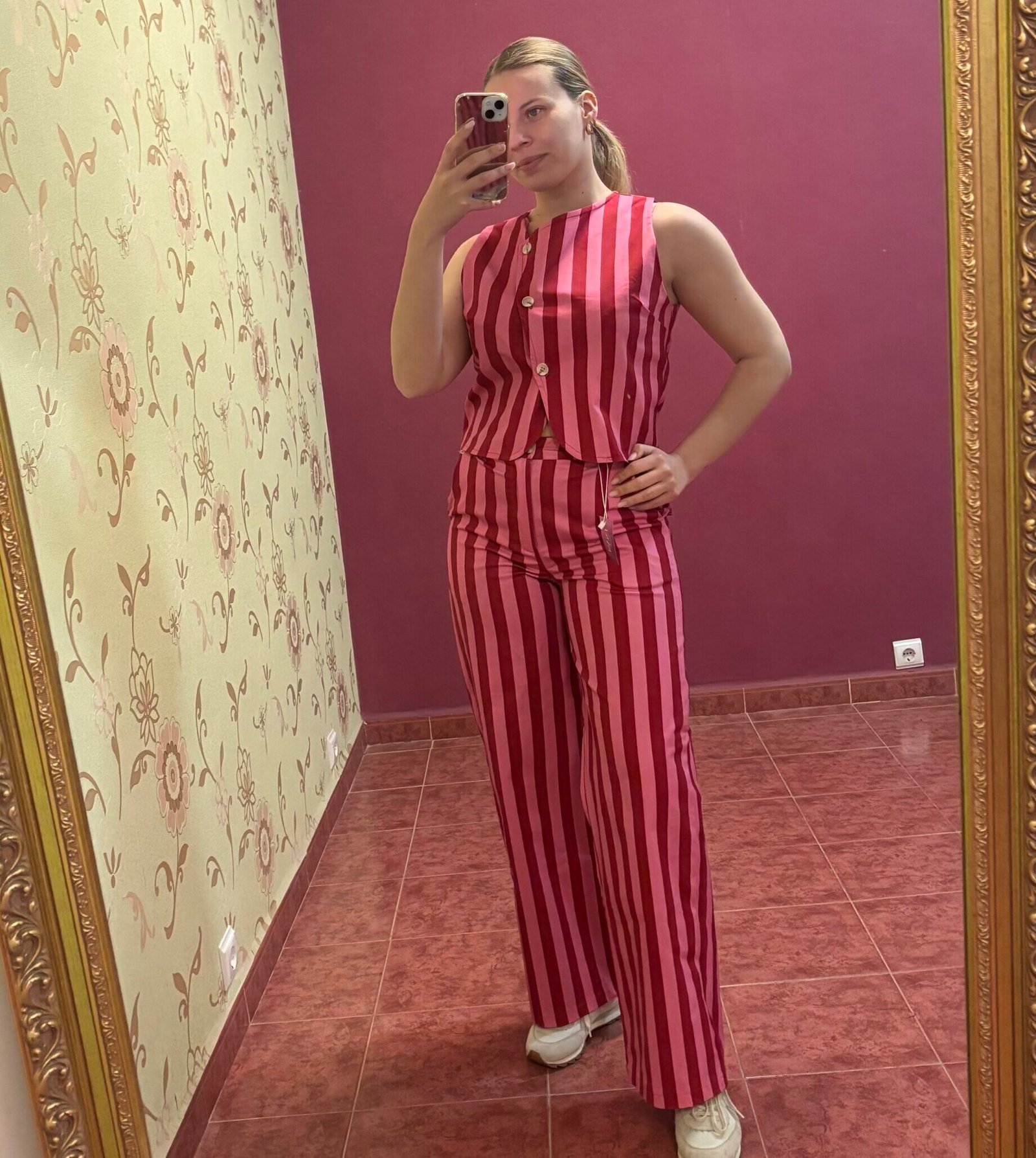 CONJUNTO DE CHALECO Y PANTALÓN A RAYAS CONJUNTO DE CHALECO Y PANTALÓN A RAYAS